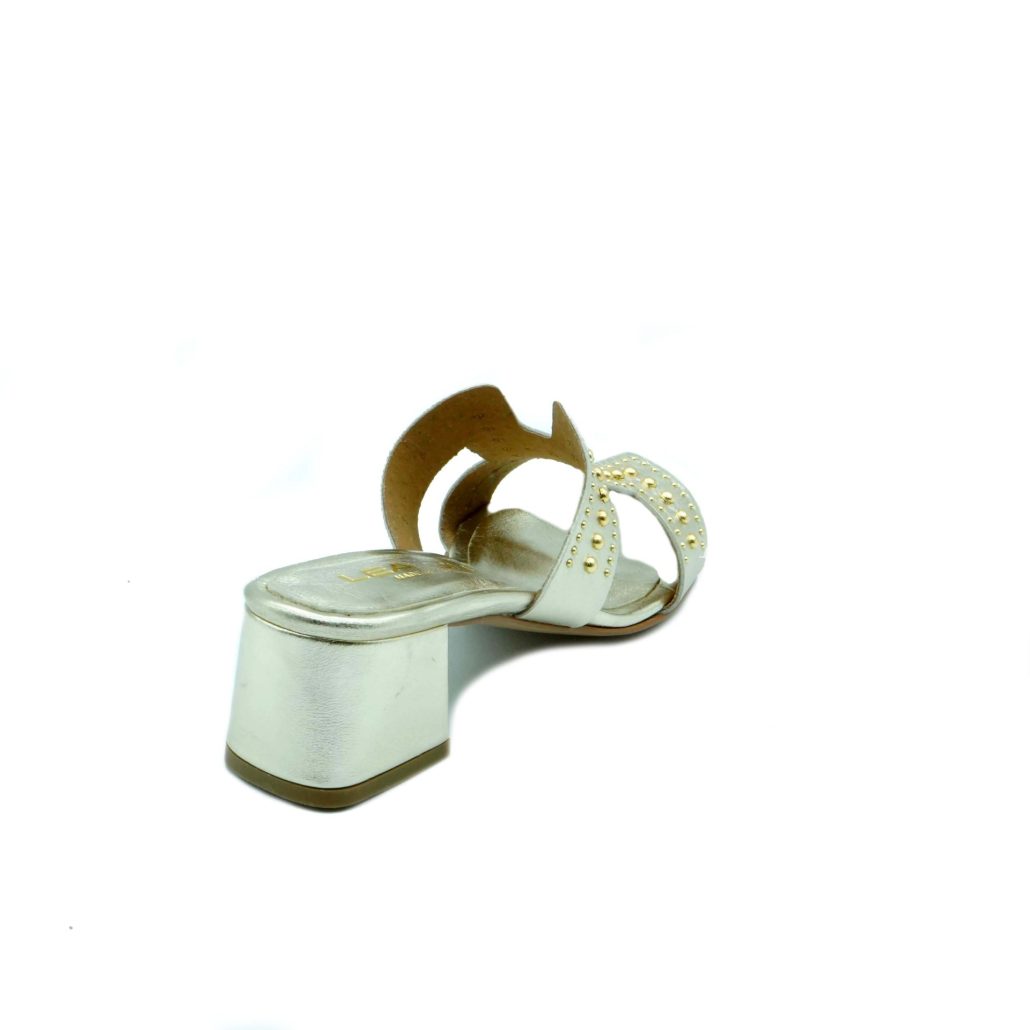 Lea Gu ciabattina in nappa laminata, fascia frontale con borchie oro, tacco ricoperto 50 mm Nuovo