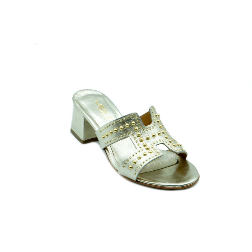 Lea Gu ciabattina in nappa laminata, fascia frontale con borchie oro, tacco ricoperto 50 mm Nuovo