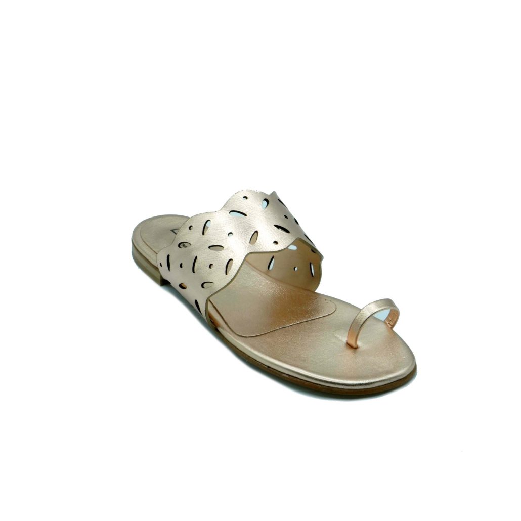 Lea Gu ciabattina infradito in nappa laminata, fascia frontale, tacco 10mm Fino Al -60%