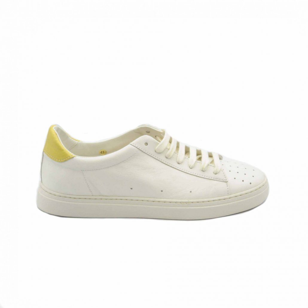 Lea Gu sneakers in nappa, punta traforata, tallone in contrasto verde, fondo gomma 25 mm Esporta salva