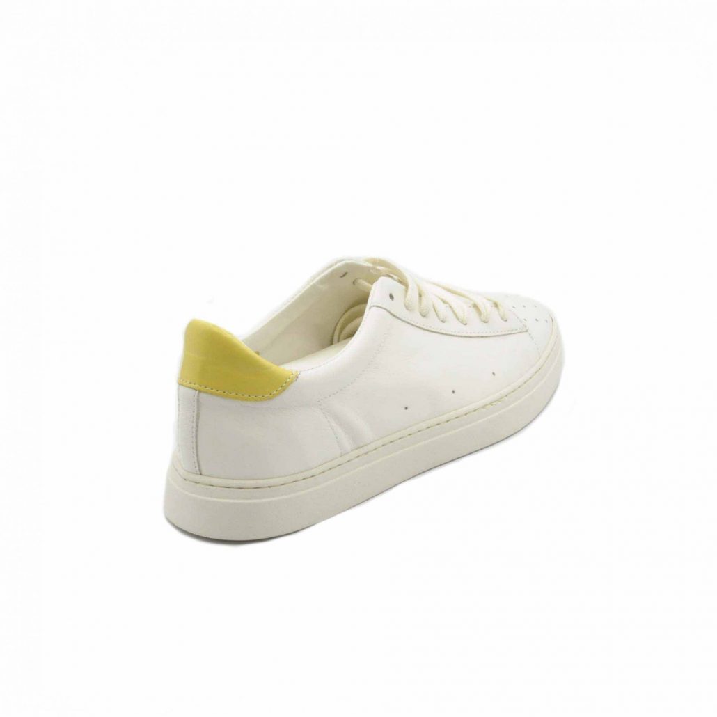 Lea Gu sneakers in nappa, punta traforata, tallone in contrasto verde, fondo gomma 25 mm Esporta salva