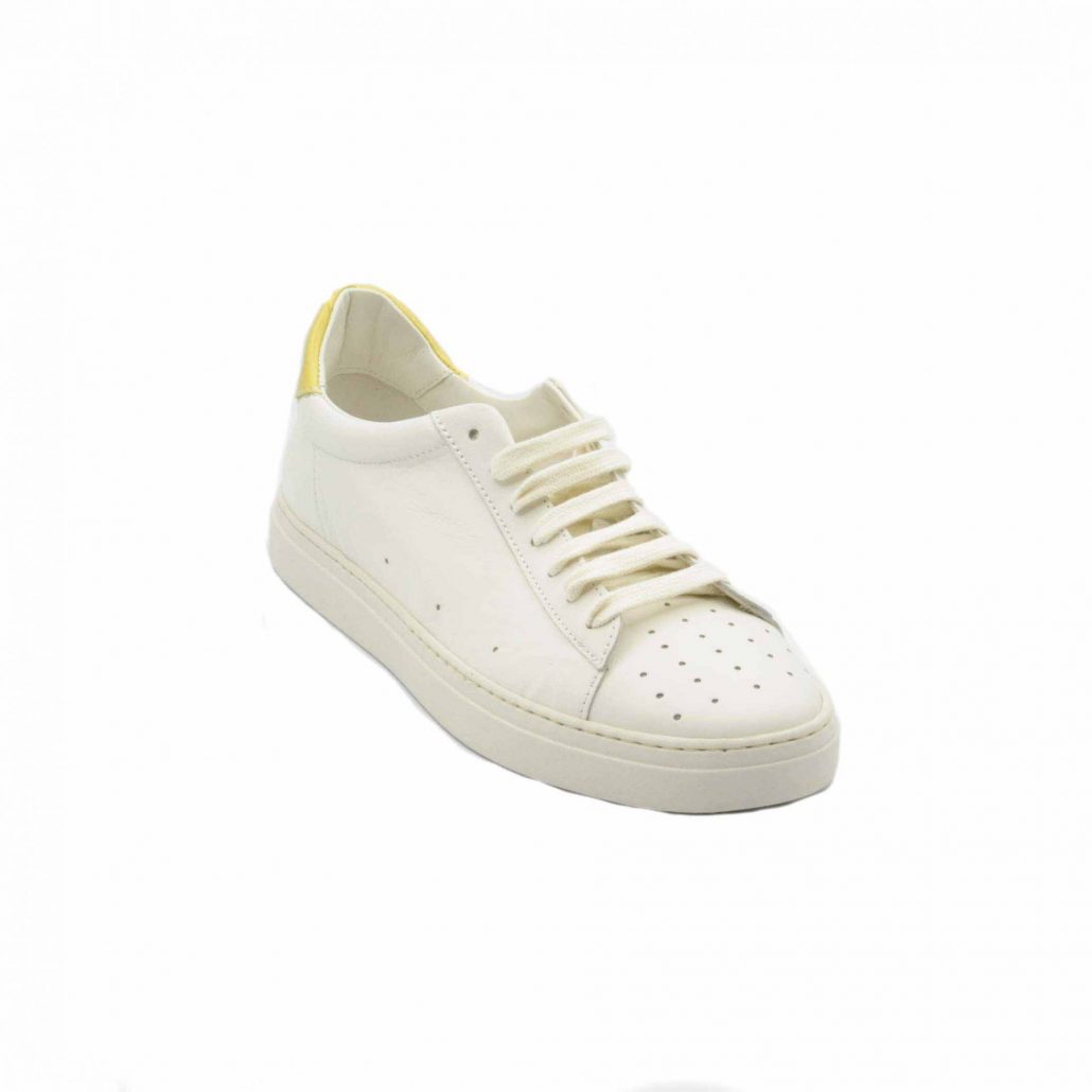 Lea Gu sneakers in nappa, punta traforata, tallone in contrasto verde, fondo gomma 25 mm Esporta salva