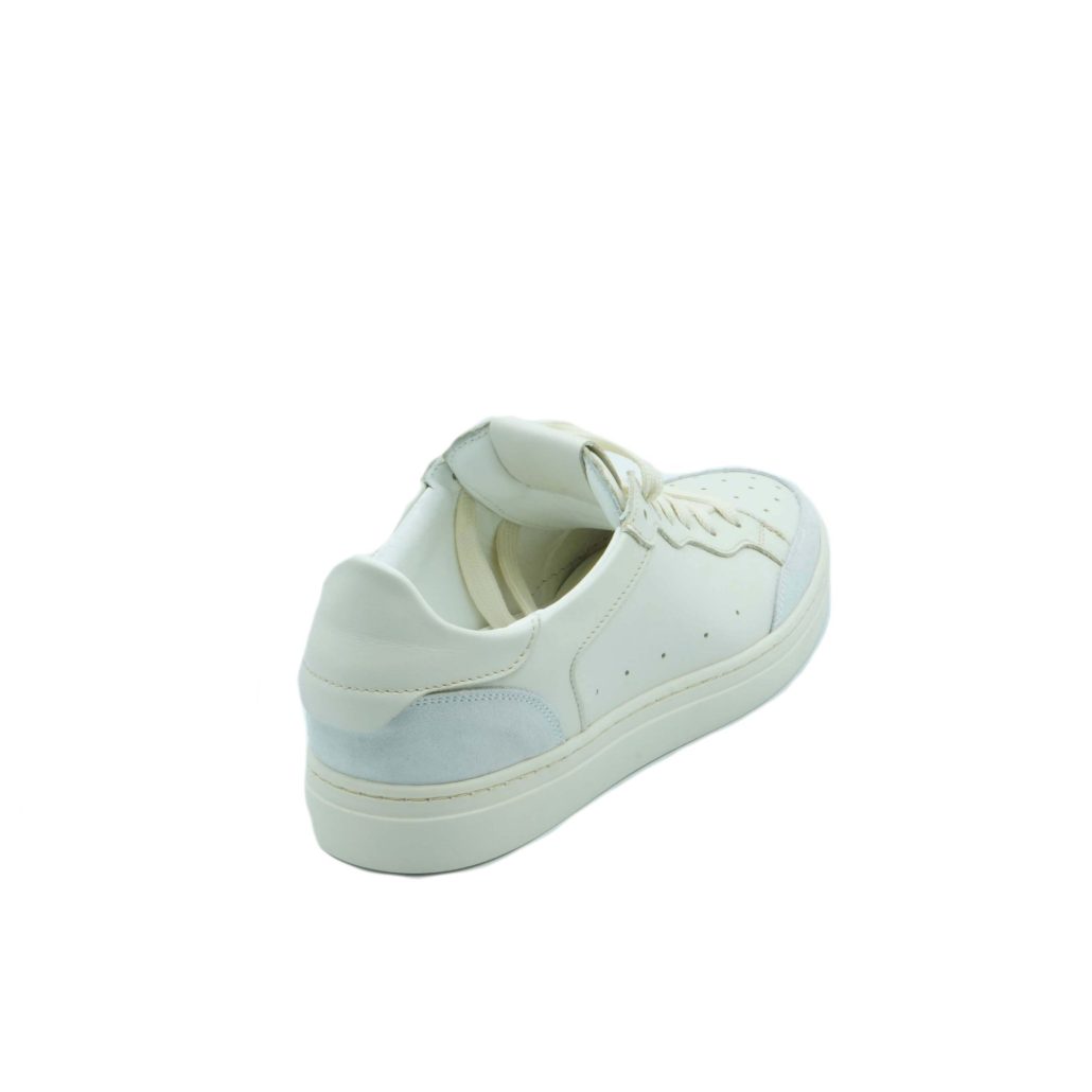 Lea Gu sneakers in nappa, allacciatura frontale, tallone in contrasto, fondo gomma 30mm In Saldo