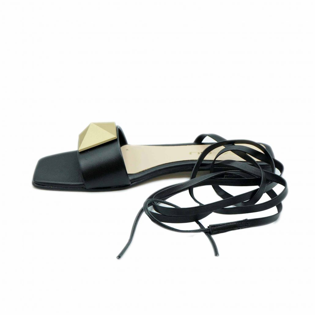 Lea Gu sandalo in nappa, fascia con piramide oro frontale, lacci in caviglia, tacco 20 mm In Linea