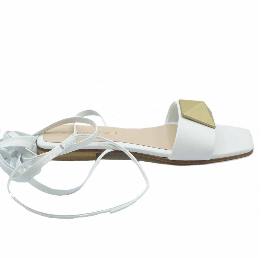 Lea Gu sandalo in nappa, fascia con piramide oro frontale, lacci in caviglia, tacco 20 mm In Linea