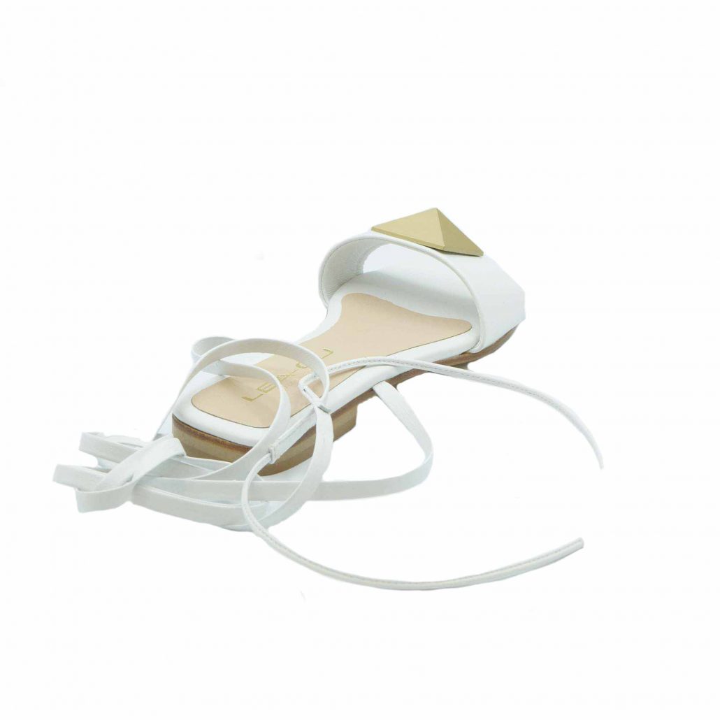 Lea Gu sandalo in nappa, fascia con piramide oro frontale, lacci in caviglia, tacco 20 mm In Linea