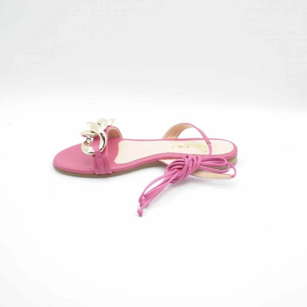 Lea Gu sandalo in nappa, allacciatura in caviglia e accessorio oro frontale, tacco 15 mm Nuova