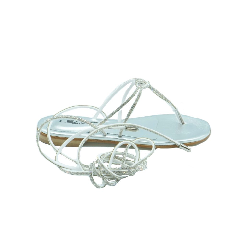 Lea Gu sandalo infradito in nappa laminata con strass, allacciatura al polpaccio, tacco 10 mm Italia