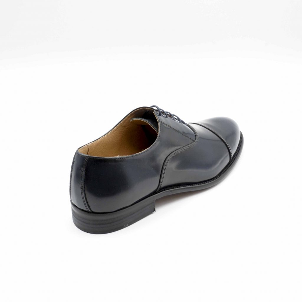 Lea Gu scarpa in vitello abrasivato con allacciatura frontale e taglio in punta, tacco 25 mm Offerta