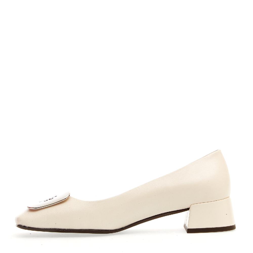 Sorelle Perego Pump pelle panna fibbia logo argento tacco 40 Qualità