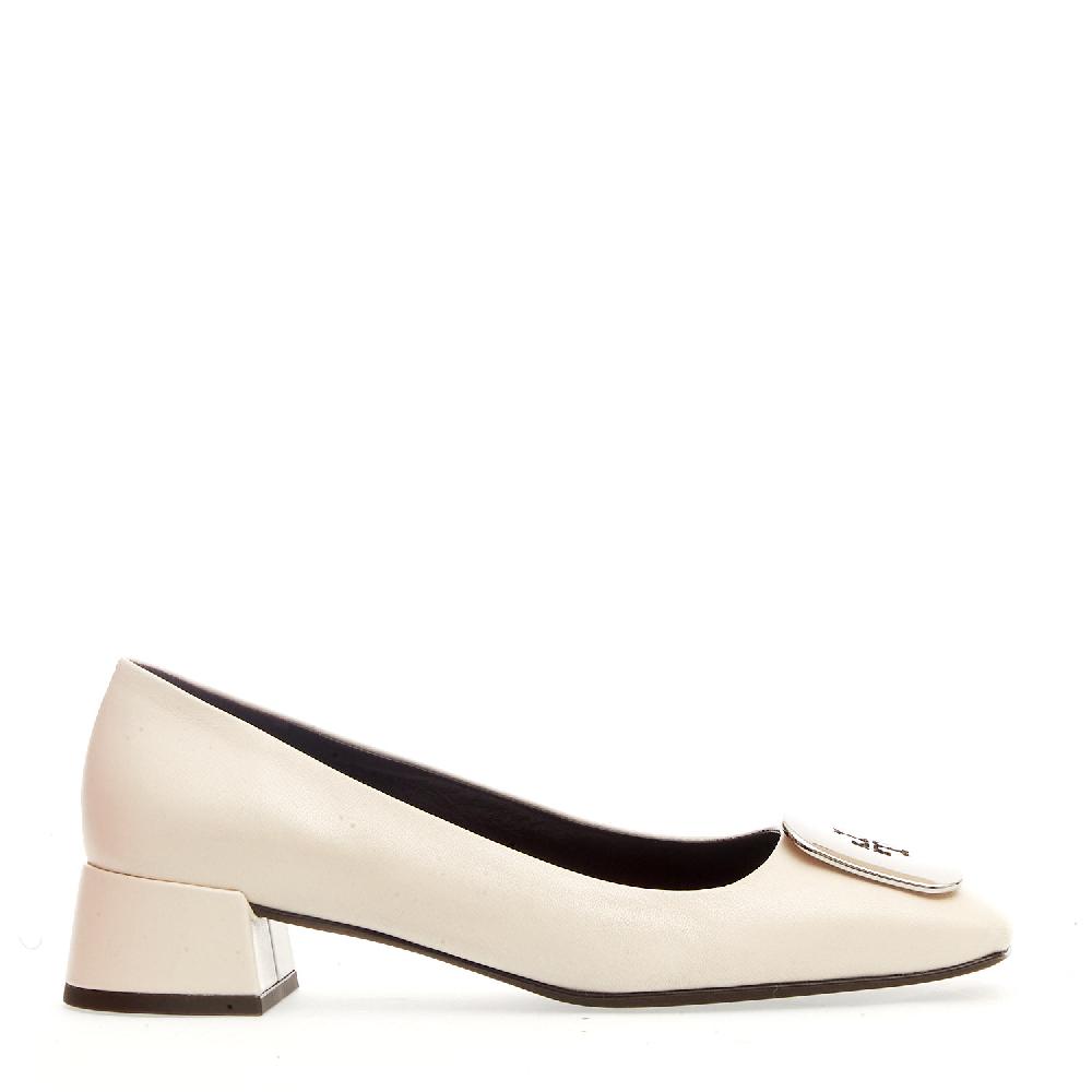 Sorelle Perego Pump pelle panna fibbia logo argento tacco 40 Qualità